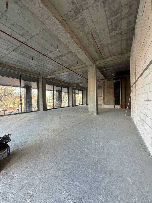 Первая линия 560 м2 в Piramit Mall ул Бобура 1-нотариальня Аэропорт