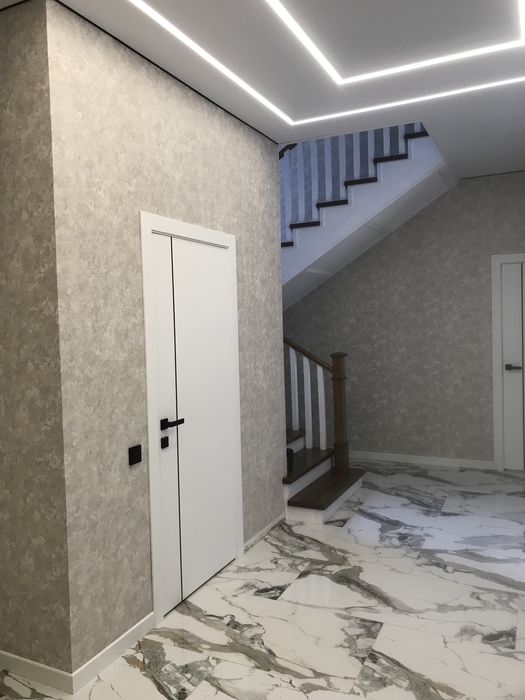 Поклейка обоев, уборка квартир