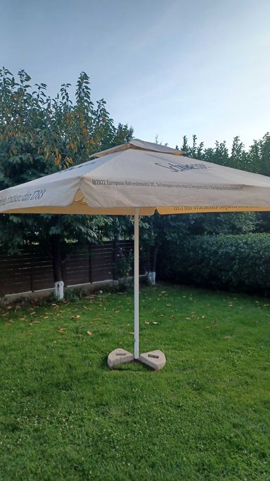 Umbrelă de terasă profesională de 3,5 metri, cu design Schweppes. Ideală pentru a oferi umbră și protecție în grădină sau pe terasă. ID: 308959390