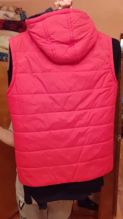 Продам безрукавки 2 шт за 2000