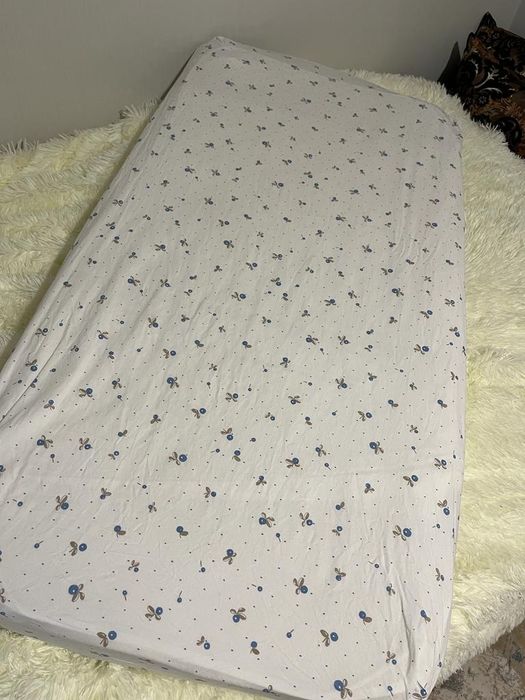 Продам простынь для манежки