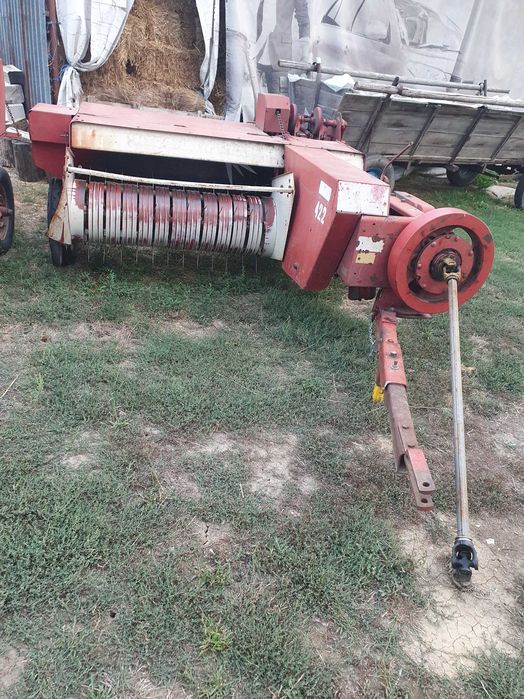 Se vind doua  prese baloti international 422 si new holland265