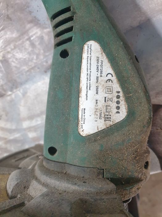 Trimer electric pentru gazon cu fir inclus.