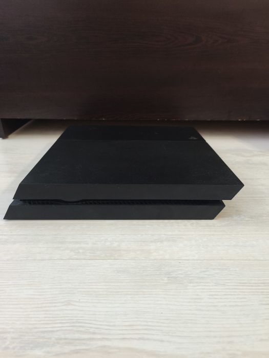 Playstation 4 + 10 игри + 3 джойстика