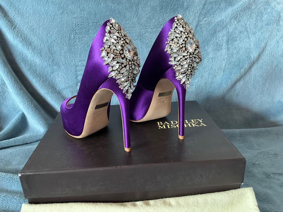 Нови изящни обувки  Badgley Mischka Kiara Purple Satin size 37