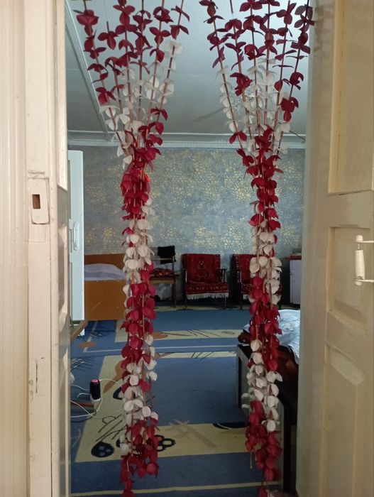 Kelesda 3 sotuk 6 xona uy bòlib sotiladi