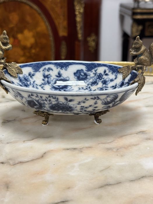 Bomboniera din portelan si elemente bronz