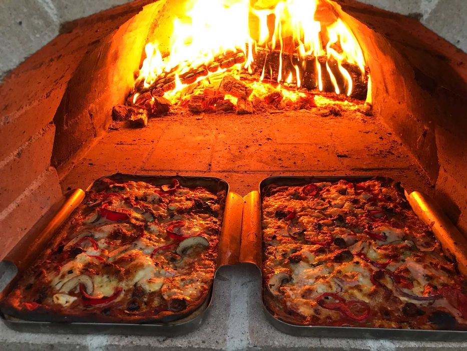 Cuptor mobil traditional cu vatra pe lemne pentru pizza, paine