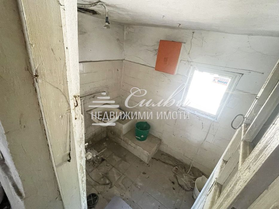 МАСИВНА двуетажна ТУХЛЕНА къща с ГАРАЖ - кв. Гривица