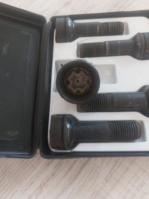 Продавам комплект секретни болтове за Mercedes w166 gle43 и др.