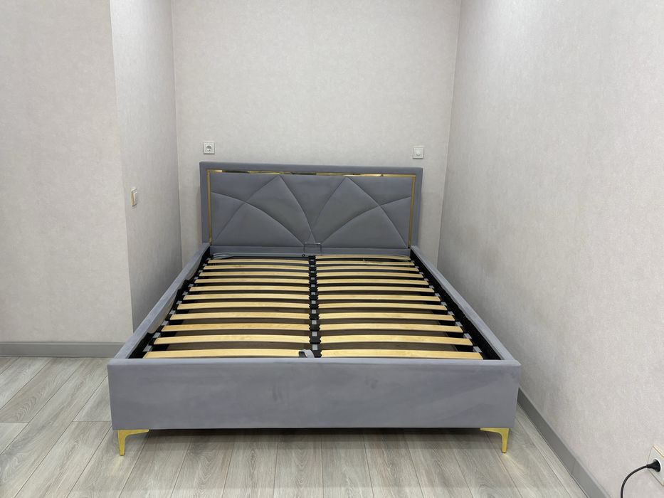 Кровать с матрасом