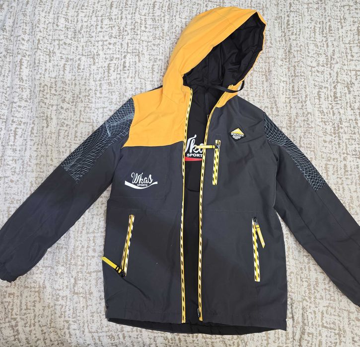 Куртка осень-весна на мальчика размер 152-156 двухсторонняя