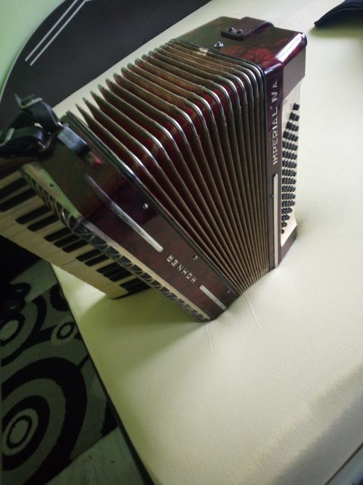 Vând acordeon Hohner Imperial 4
