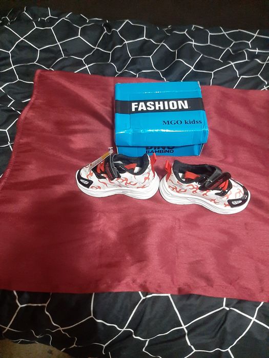 Детски маратонки чисто нови светещи