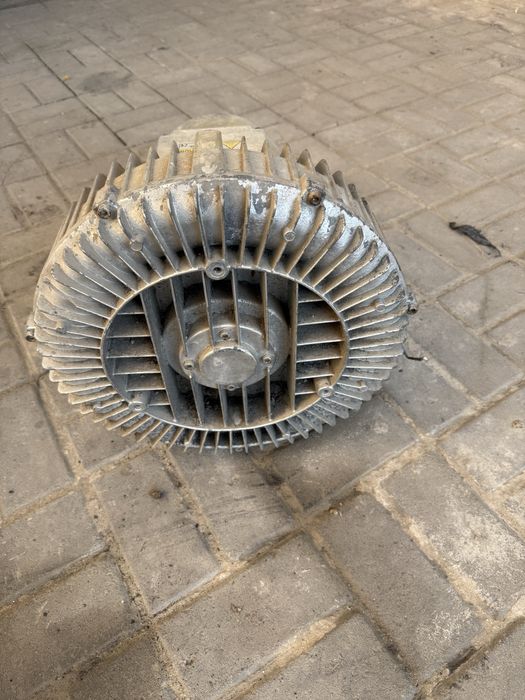 Вихревой вакумный насос