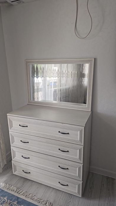 Комод с зеркалом