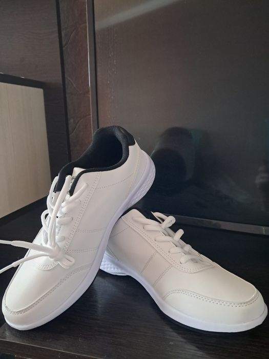 Продаю кроссовки белые унисекс