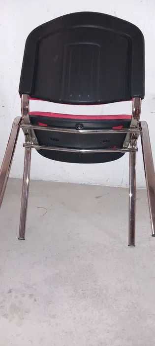Vand scaune comode, stabile, foarte curate in stare foarte buna