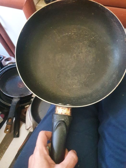 Strecuratoare mare, tigaie si ibric vechi, tocator, obiecte plastic