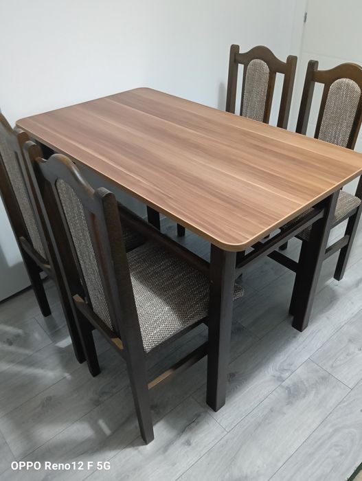 Vind masă din lemn in stare foarte buna