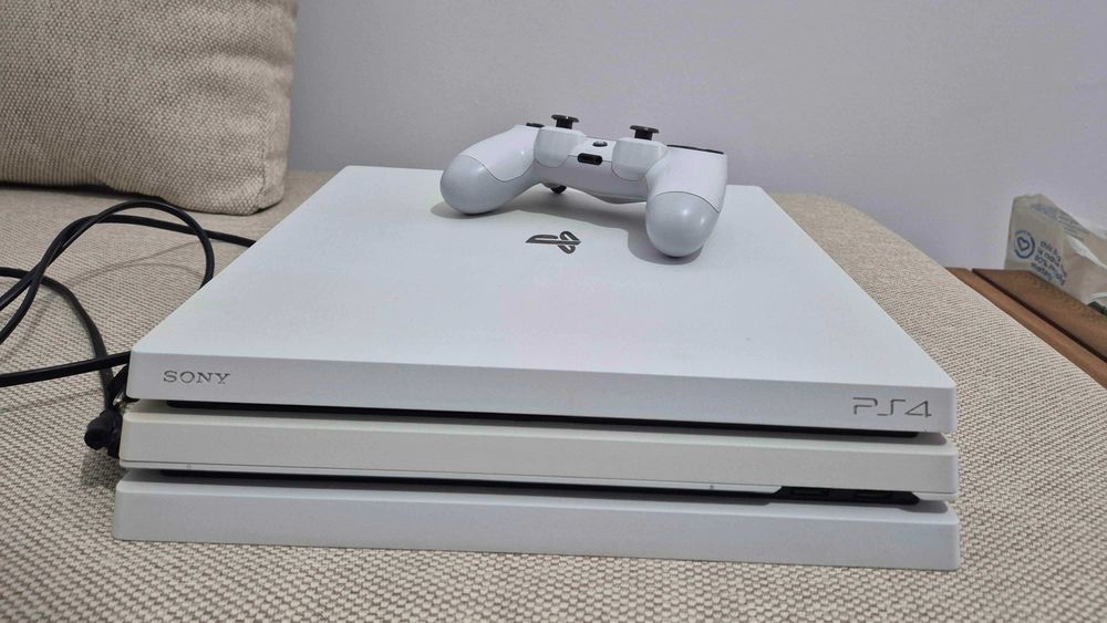 Vand PS4 Pro Alb