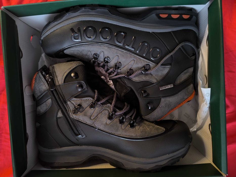 Чисто нови зимни обувки