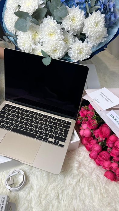 MacBook Air M2 — 13.6” / 256 GB / Starlight