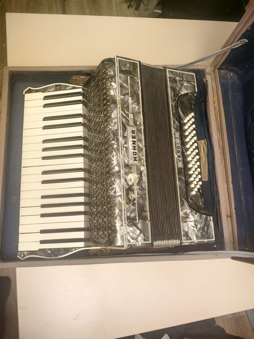 Vintage Acordeon hohner verdi 1