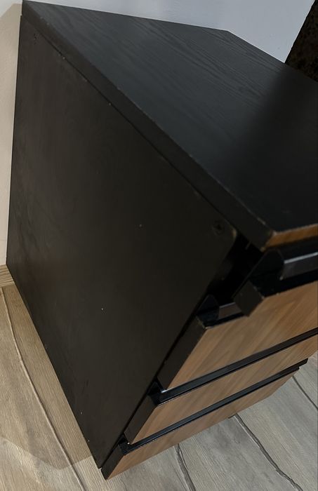 Малко шкафче с колелца