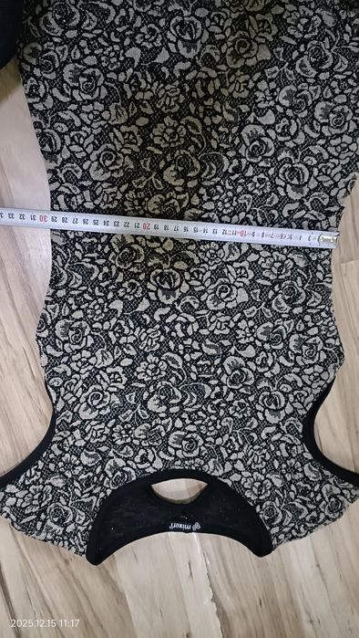 Rochie scurta , decupata la spate
