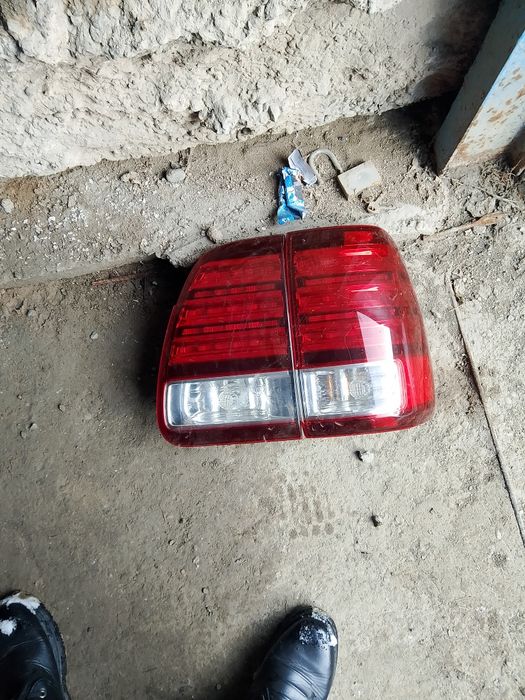 Задний фонарь от автомобиля Лексус в хорошем состоянии