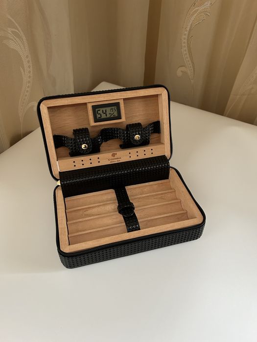 COHIBA хумидор за 4 пури – преносим, кожен, с дигитален хигрометър