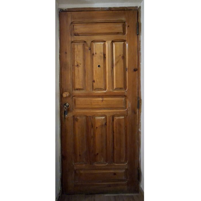 Деревянная входная дверь.