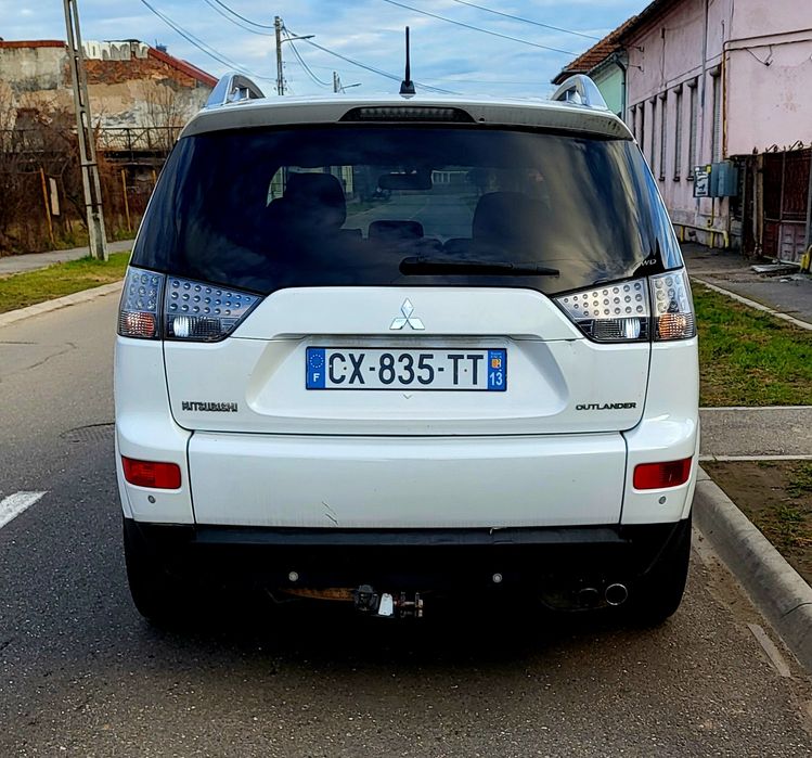 Mithubishi Qutlander  4×4    7 locuri