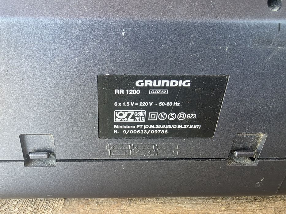 Vand 2 radiocasetofoane Grundig si Universum