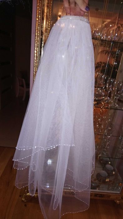 Voal scurt de mireasa cu aplicatii de margele