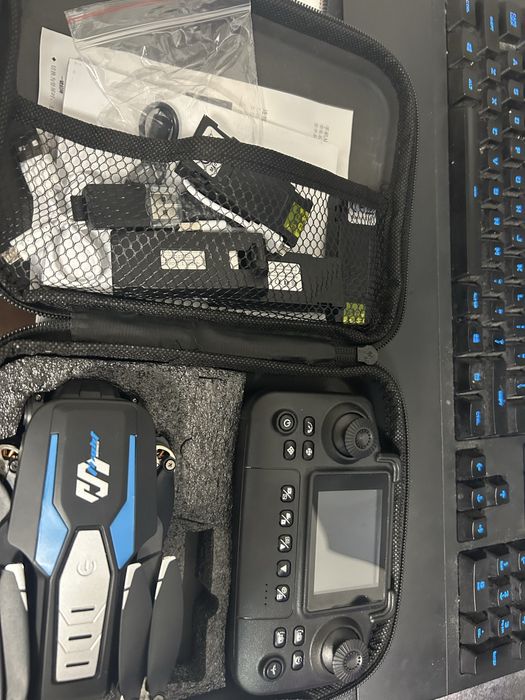 Продавам дрон с 5 батерий и кутия