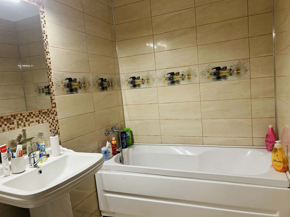 Vand apartament cu 3 camere, 61 mp, doua balcoane si parcare.