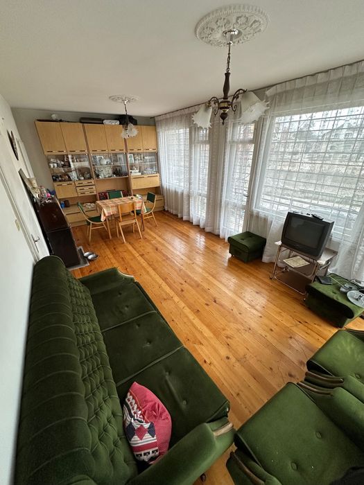 Етаж от къща + гараж и двор