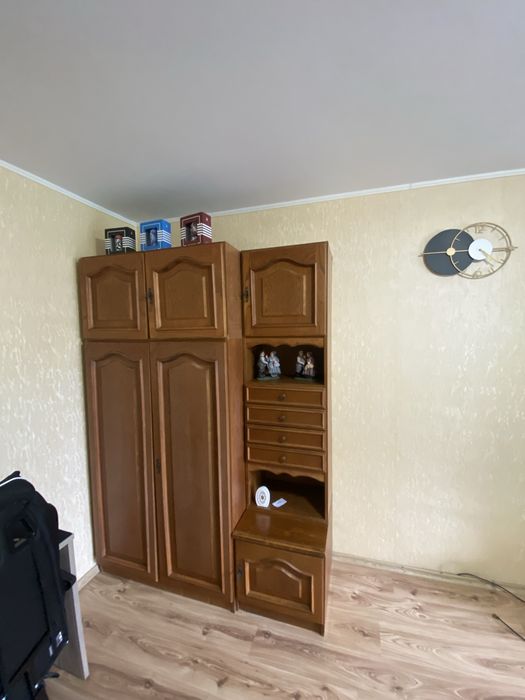 Mobila sifragerie are si sifonier canapea care se face pat si cuier masiv