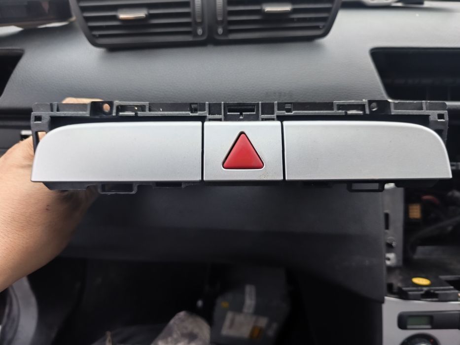 Sertărașe bord cu trimuri și buton avarii Volkswagen Passat B6