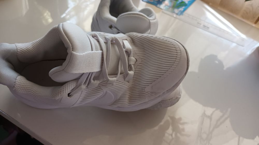 Маратонки бели на цвят Nike 33 eur, леки и с мрежа