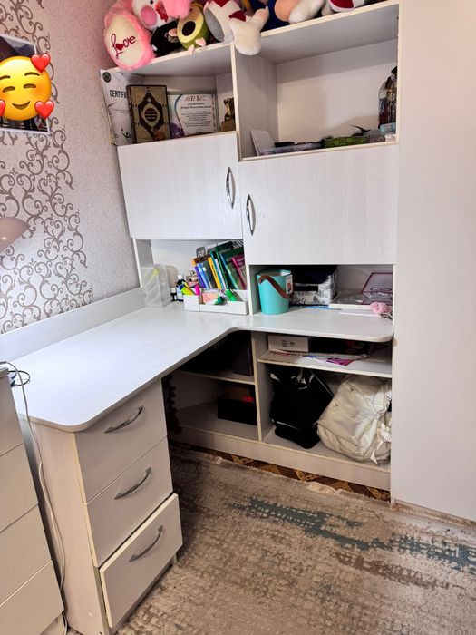 Письменный стол в хорошем состоянии