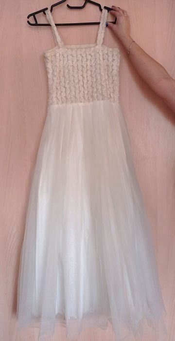 Белое платье с аксессуарами