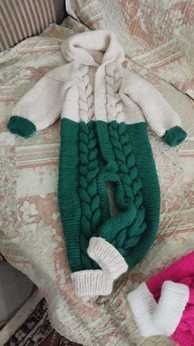 Продам домашние вязанные костюмчик до года