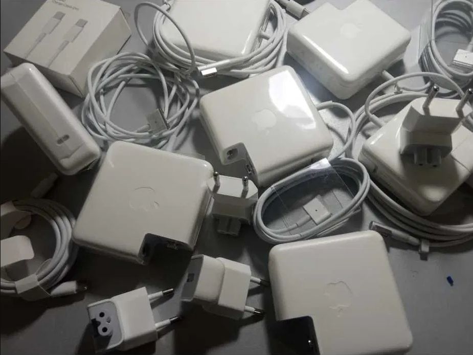 на MacBook 85W - зарядка, блок питания
