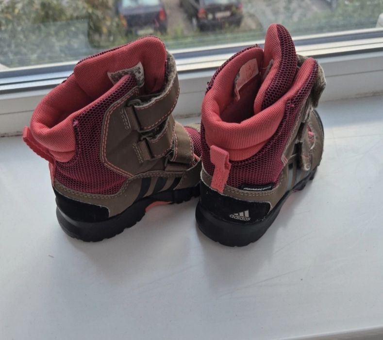 Ghete Adidas 23 pentru joacă.