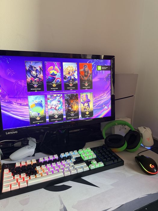 Vand Pc Gaming - KIT COMPLET Scaun Razer inclus + Mouse uri + tastatura etc.