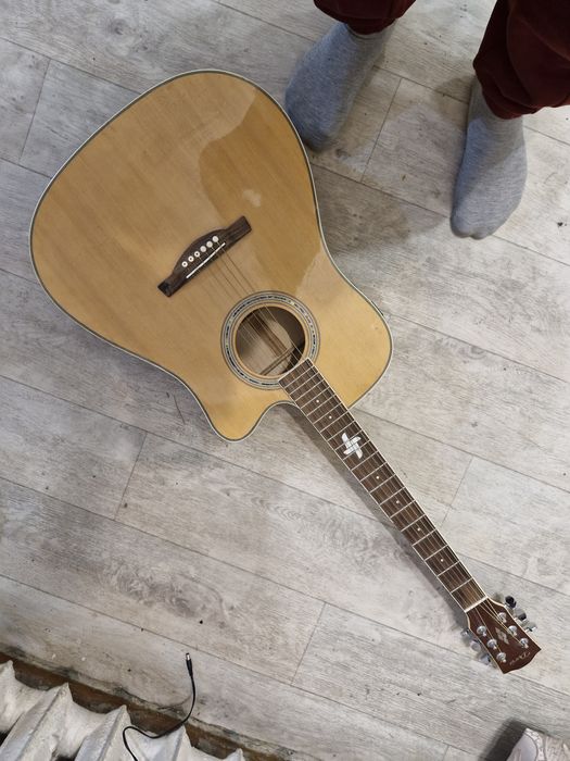 Гитара акустическая с встроенным тюннером