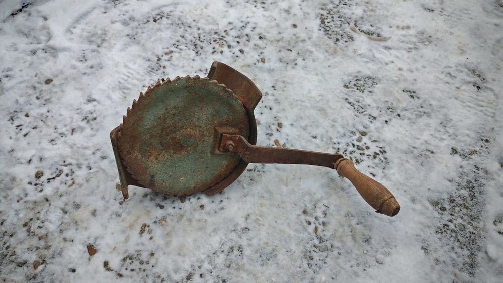 Unealta/Mașina manuala curățat porumb stiuleti